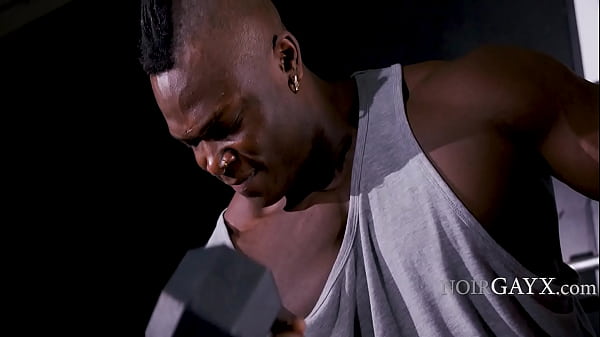 Fekete bika szétcsapja a fehér fiú segglyukát