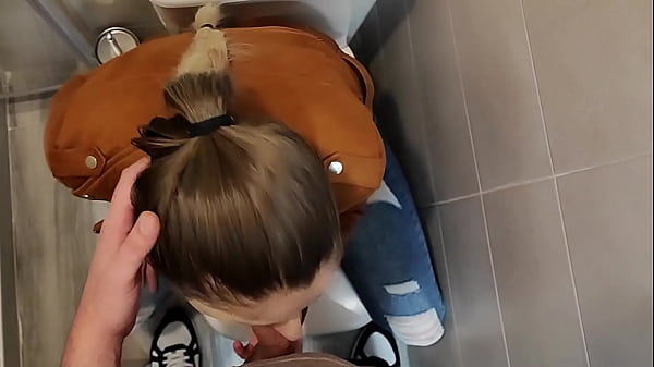 Mamada en un Baño de la Universidad