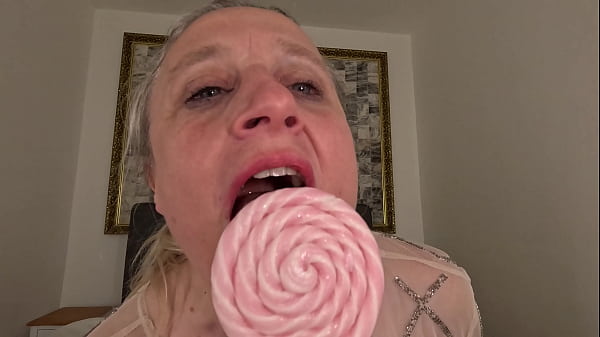 I masturbate myself to orgasm with the lolipop Thumbnail