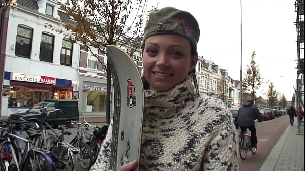 Terri neukt voor een nieuw skateboard