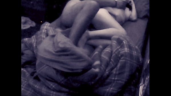 Oldalra fekve dugtunk az éjszaka