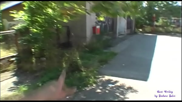 Bionda in attesa dell'autobus si fa scopare la bocca e la fica