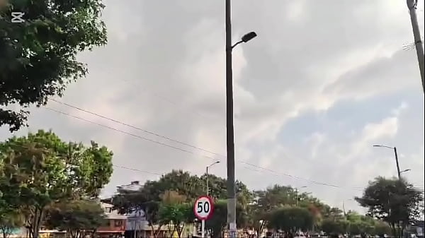 ¡ INSÓLITO VOY PASEANDO EN LA CALLE Y UNA EXHIBICIONISTA ME HACE SEÑAS QUE QUIERE TENER SEXO, YO LE DIJE QUE SI, HOY ES MI DIA DE SUERTE JAJA