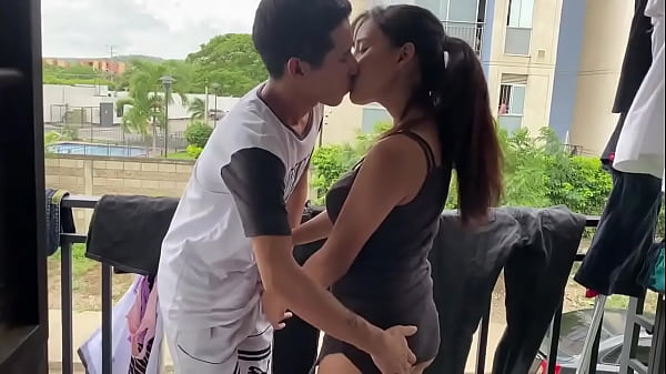 mi padrastro le es infiel a mi madre conmigo y se termina corriendo dentro de mi boca