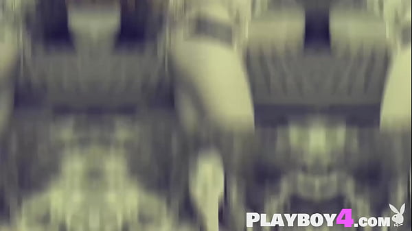 Nagy természetes cicikű szőke szépség meztelenül pózol