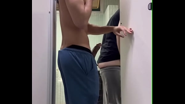 Fodendo com casado no banheirao público