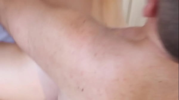 Flavio puxou com força os cabelos da Aline enquanto socava nela