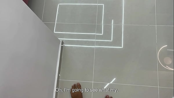 Encuentro a mi hermanastra mandandole fotos a su novio y aprovecho para darle una rica follada anal con mi enorme pene.,