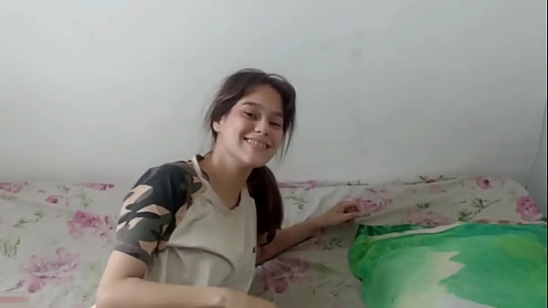 Minha meia-irmã com tesão está me esperando sozinha no meu quarto para ser fodida até eu gozar nela