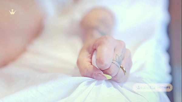 Casada Hotwife se Masturbando e Gozando Gostoso para o Fotógrafo.