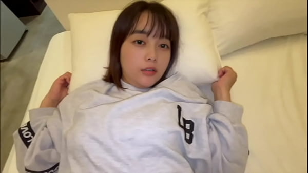 【お泊まりデート】朝起きたら淫らに絡み合うカップル。無邪気なかわいい笑顔の彼女と朝から激しく求め合う。