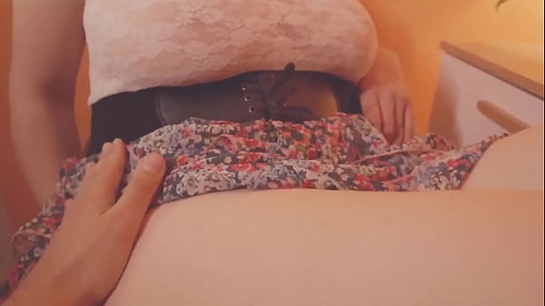 Hot Milf sait ce qu'elle veut. Le mari caresse les gros seins et se doigte la chatte ensemble. Point de vue