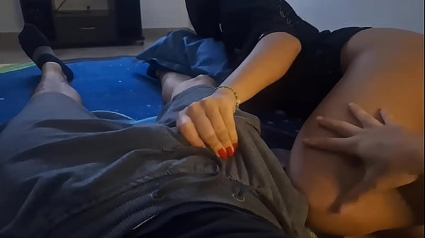 Egyedül vagyunk otthon, és a testvérem a számba veszi a farkam