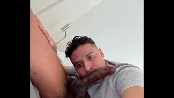 Dagadt fickó lenyeli a spermát nagy faszú partnertől