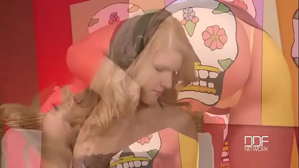 Lady meets banana! Thumbnail