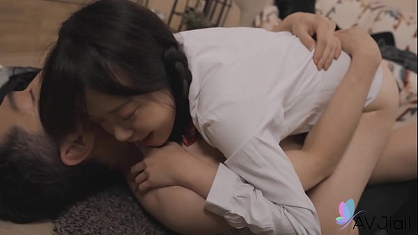 Egyenruhás kínai tinilány szeretkezik a barátjával