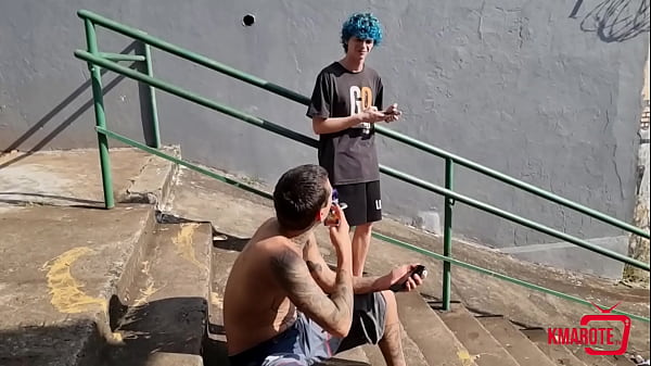 Dois amigos comendo a amiga gostosa depois de espiar ela no chuveiro
