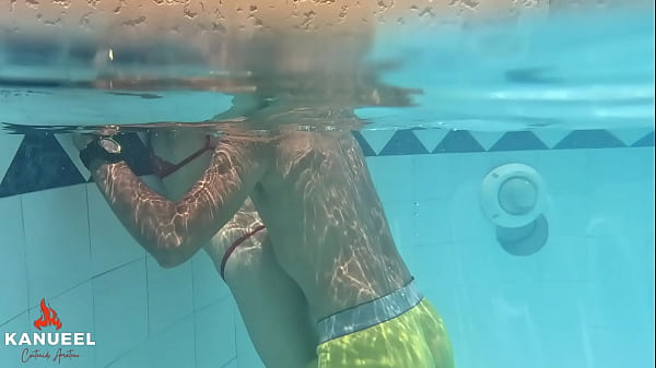 FLACA CALIENTE MONTA VERGA AL AIRE LIBRE DENTRO DE LA PISCINA PUBLICA