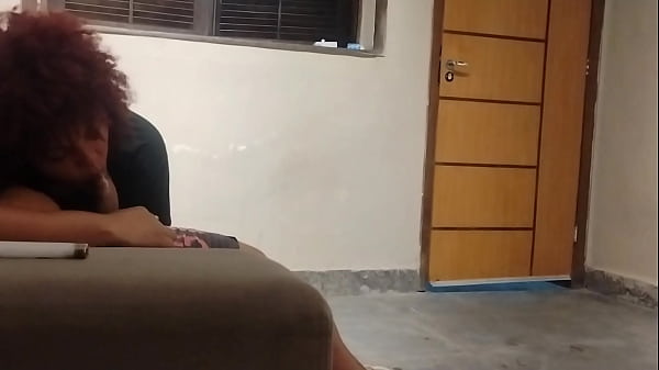 Se exibindo feliz pois o amante vai visitar mais tarde