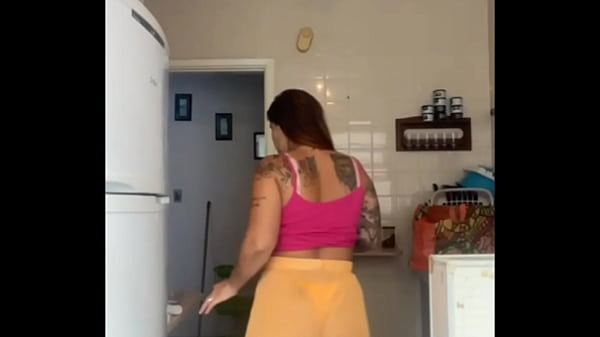 Marido me pegou no flagra lavando a sacada de Biquini