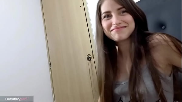 joven muchacha se excita al ver al marido desnudo, le da una buena mamada de verga y se le monta a follar