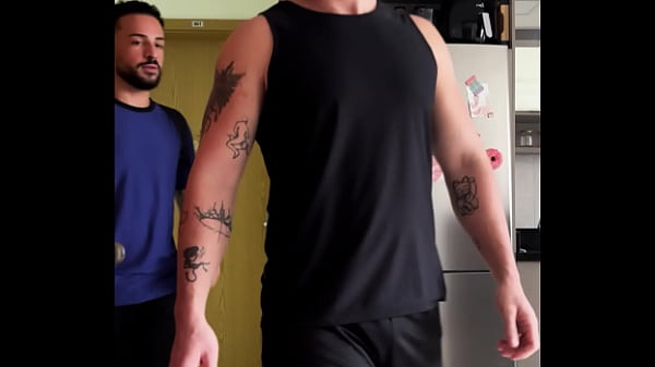 Chegamos cheios de tesão da academia, mamei o pauzão suado dele e finalizei comendo o cu dele no banho