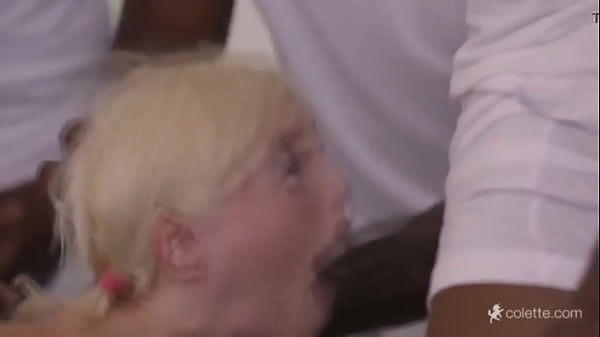 Loirinha fazendo suruba com 5 dotados