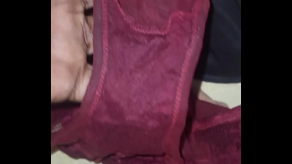 Brincando com sutiãs e calcinhas da vovó