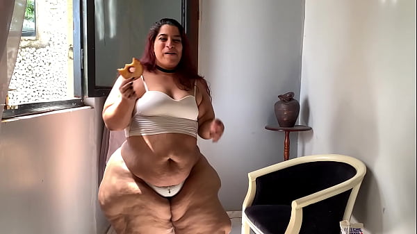Short Curvy Girl with Giant Hips & Ass - SSBBW Feedee Emma Pear