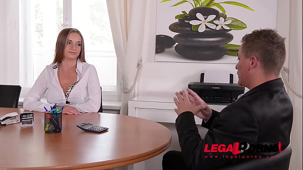 Os seios bombásticos de Suzie Sun balançam enquanto ele fode aquela garota curvilínea da porta ao lado GP394