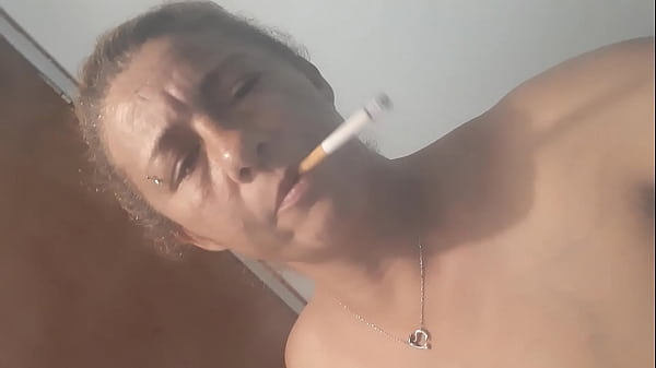 Fumando e mijando e brincando com meus grandes seios macios