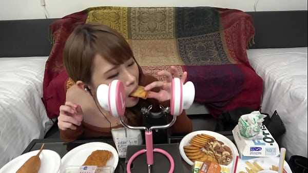 Um pervertido que toca sons obscenos com sua buceta: Sound Fetish. Ela levantou a bunda e se moveu como um pistão! Ela abriu as pernas para ser fodida no fundo!