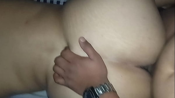 Roma lány izgulva táncol, majd felizgultan ugrál a hatalmas farkon