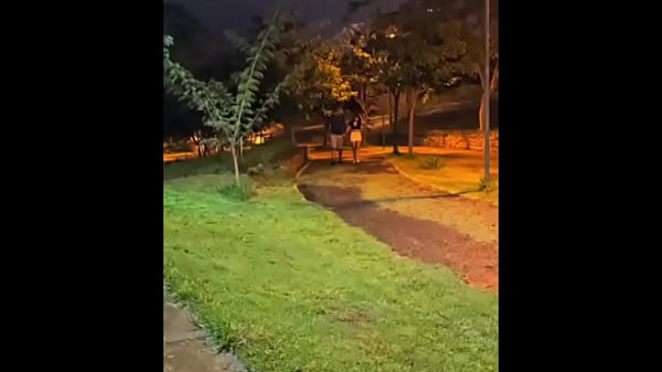 Filha do vereador da na praça para uma rola grande e grossa