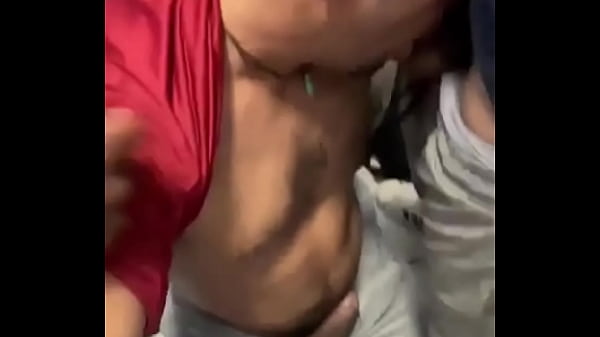 3 Pirocas no mesmo Box do banheiro querendo mamada e uma mão boba por baixo pegando no meu Pau