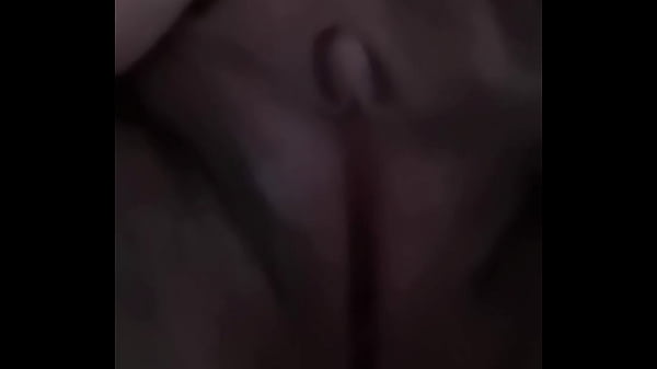 Minha boceta realmente quer que um pau grande entre. Dá muita coceira.