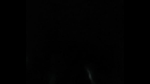 Nagy méretű dildóval játszik