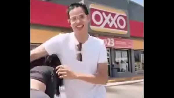 Novinha tarada em público