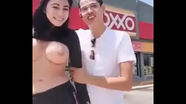 Novinha tarada em público