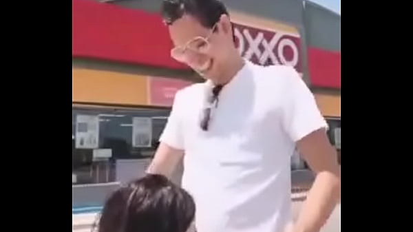 Novinha tarada em público