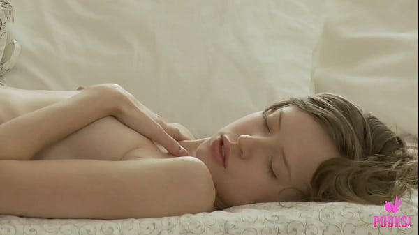 Bonito Coed Oriental Lynn fode sua bunda apertada e bichano com vibrador!