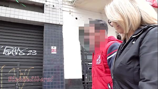 Trailer. Minha 1ª vez fazendo gangbang em um cinema pornô, Parte 1-2, com varios machos gozando na minha boca-b