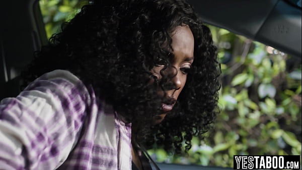 Apró tinilány elcsábítja az apját és lovagol egy nagy fekete farkon