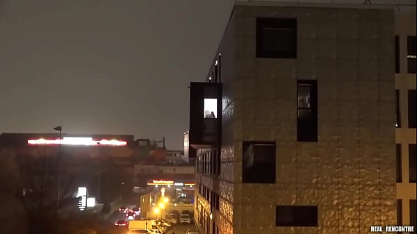 Une jolie beurette de cité se fait défoncer publiquement en anal par un black pour un IPHONE 13 !!!