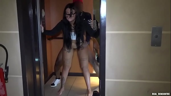 Une jolie beurette de cité se fait défoncer publiquement en anal par un black pour un IPHONE 13 !!!