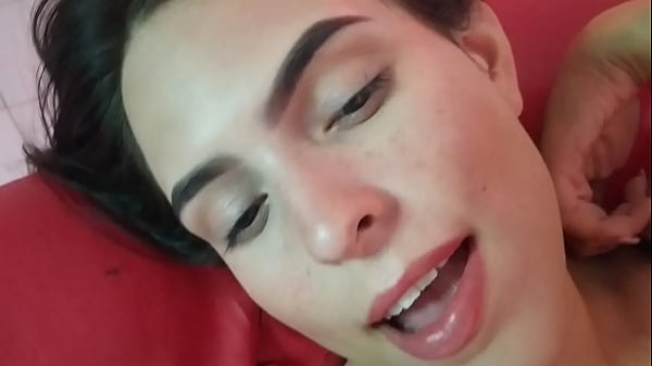 Linda e carinhosa jovem estudante de 18 anos se masturba pela primeira vez para a câmera. Sua boceta rosa molhada quer paus grandes para fodê-la