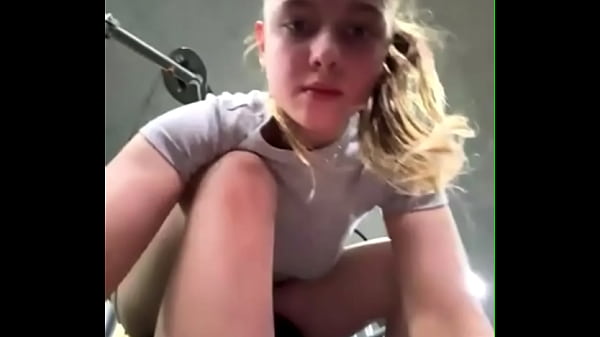 Peitos naturais saltando na academia