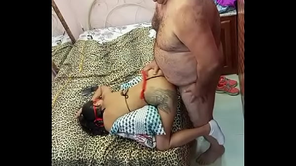 Fiatal lány szeret négykézláb vágyat ébreszteni