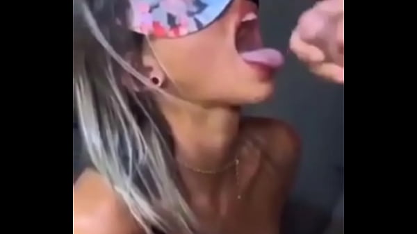 Obriguei meu corno a me beijar com a boca suja de porra de outro macho