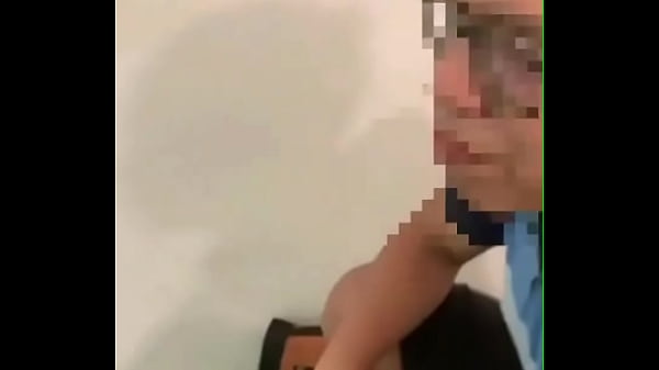 Joven esperaba a su amigo en las escaleras de su residencia cuando es visto por un vecino de su amigo, este varias veces l…